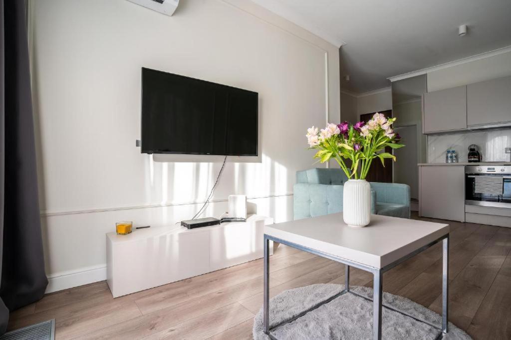 Mennica Residence Apartments Варшава Экстерьер фото